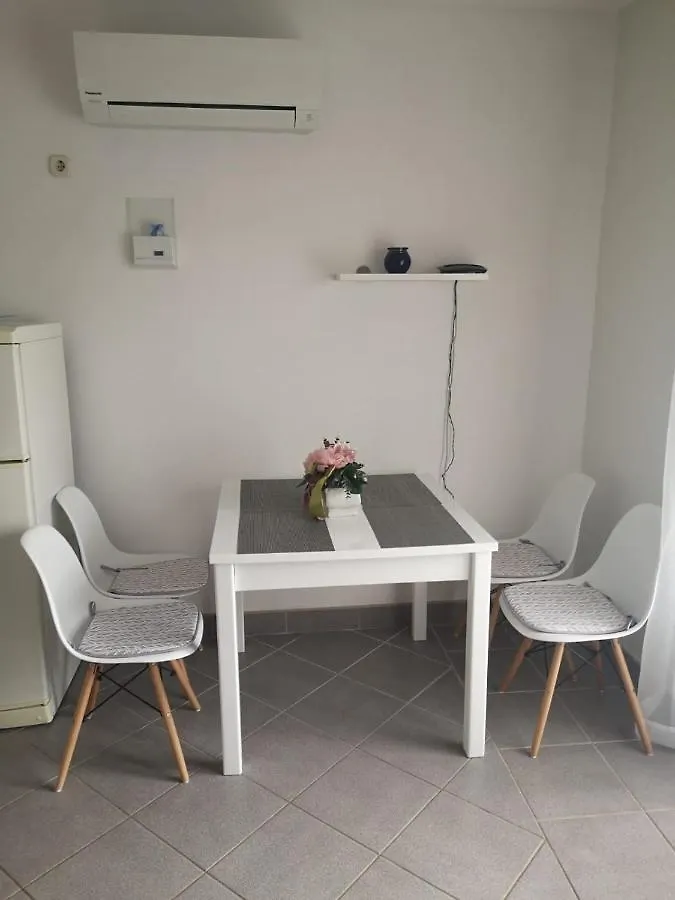Apartmani Klauda Povljana 0*,